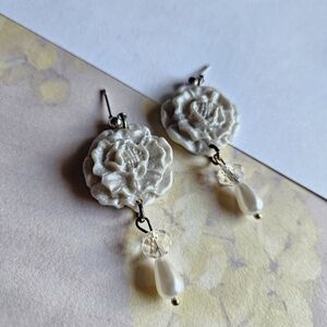 White Polyner Clay Flower Earrings With A Pearl